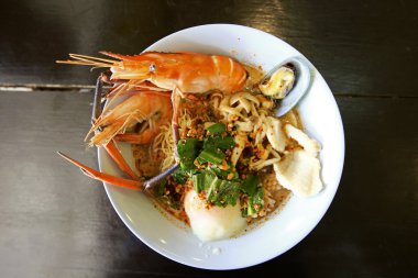 Tom Yum Goong baharatlı çorba Tayland 'da geleneksel yemek mutfağı ahşap arka planda