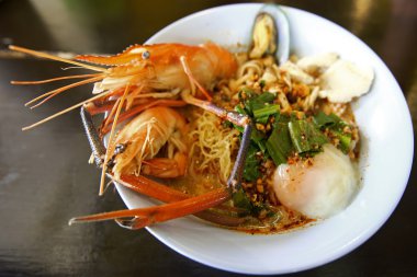 Tom Yum Goong baharatlı çorba Tayland 'da geleneksel yemek mutfağı ahşap arka planda