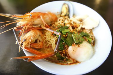 Tom Yum Goong baharatlı çorba Tayland 'da geleneksel yemek mutfağı ahşap arka planda