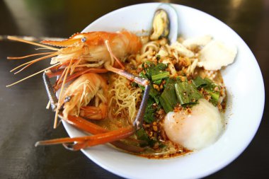 Tom Yum Goong baharatlı çorba Tayland 'da geleneksel yemek mutfağı ahşap arka planda