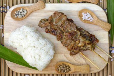 Kavrulmuş domuz yapışkan pirinç ile: Tay tarzında gıda