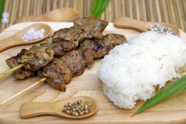 Kavrulmuş domuz yapışkan pirinç ile: Tay tarzında gıda