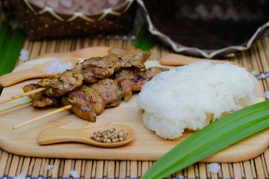 Kavrulmuş domuz yapışkan pirinç ile: Tay tarzında gıda