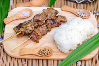 Kavrulmuş domuz yapışkan pirinç ile: Tay tarzında gıda