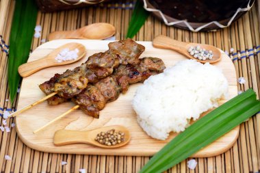 Kavrulmuş domuz yapışkan pirinç ile: Tay tarzında gıda