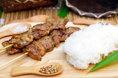 Kavrulmuş domuz yapışkan pirinç ile: Tay tarzında gıda