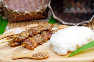 Kavrulmuş domuz yapışkan pirinç ile: Tay tarzında gıda