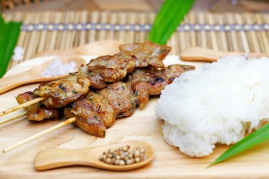 Kavrulmuş domuz yapışkan pirinç ile: Tay tarzında gıda