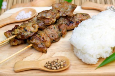 Kavrulmuş domuz yapışkan pirinç ile: Tay tarzında gıda