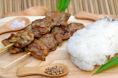 Kavrulmuş domuz yapışkan pirinç ile: Tay tarzında gıda