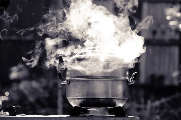 Vapeur sur la casserole dans la cuisine — Photo