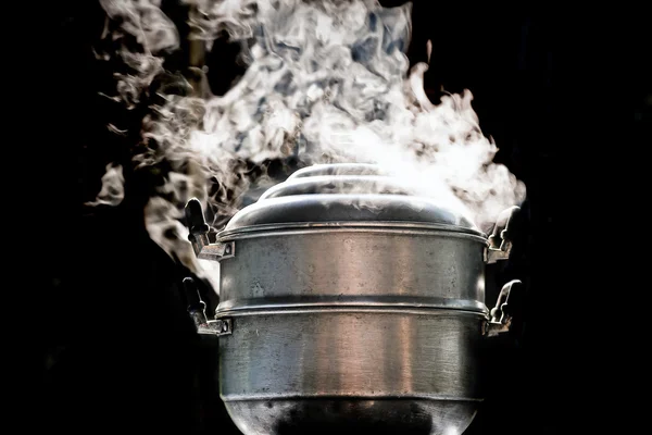 Vapor sobre panela de cozinha na cozinha — Fotografia de Stock