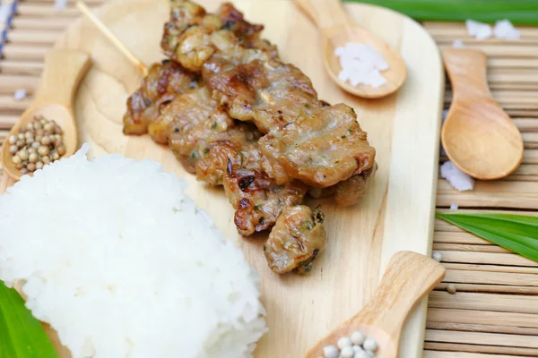 Cerdo asado con arroz pegajoso: comida tailandesa — Foto de Stock