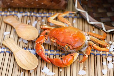 plaka üzerine hazırlanan soyunup Kavrulmuş Yengeç.