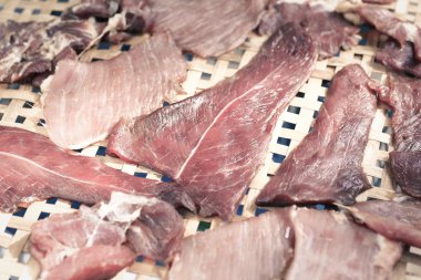 kesme tahtası üzerinde taze çiğ domuz