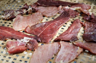 kesme tahtası üzerinde taze çiğ domuz