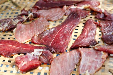 kesme tahtası üzerinde taze çiğ domuz