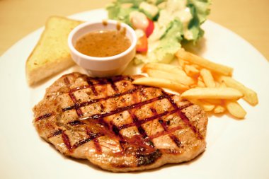 ızgara kaburga biftek ile kızarmış patates