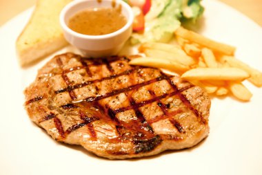 ızgara kaburga biftek ile kızarmış patates