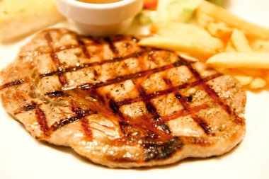 ızgara kaburga biftek ile kızarmış patates