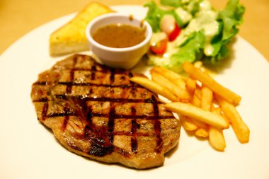 ızgara kaburga biftek ile kızarmış patates