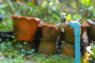 Kusurlu musluk. Su israfına neden olur.