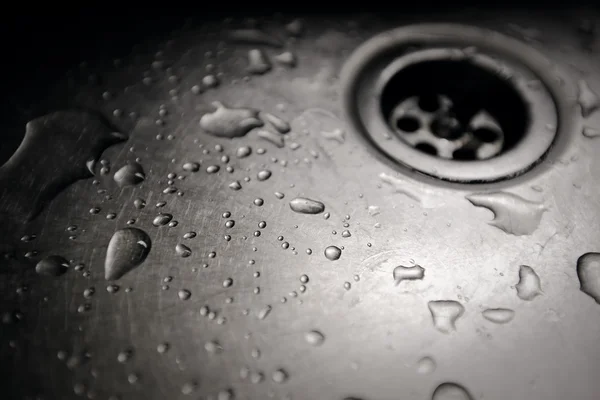 Wassertropfen in einem schmutzigen Waschbecken aus nächster Nähe — Stockfoto