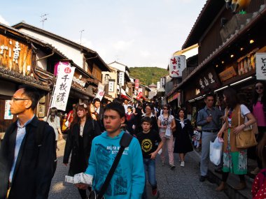 Birçok dükkan ve yolcuları Kiyomizu Tapınağı Kyoto, Japan
