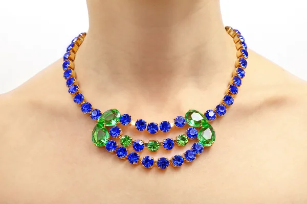 Luxury gemstone necklace on a woman's neck — Stock Photo, Image