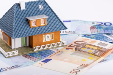 minyatür ev modeli üzerinde euro para banknot