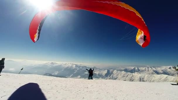 Gleitschirm-Tandem startet von Bergen in Georgien — Stockvideo