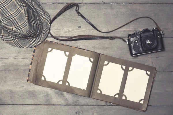 Álbum de fotos vintage en blanco con cámara retro en mesa de madera vieja — Foto de Stock