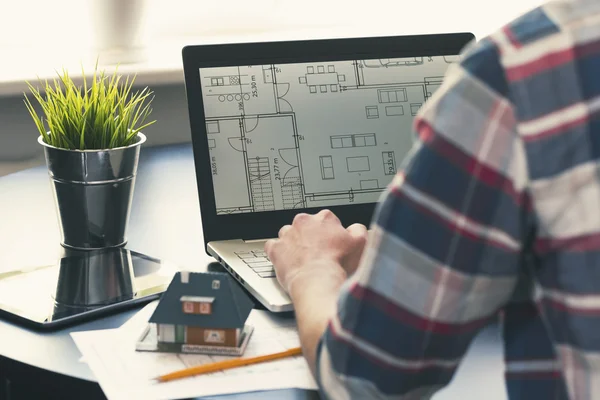 Arquitecto, diseñador de interiores ocupación - hombre trabajando en nuevo hou —  Fotos de Stock