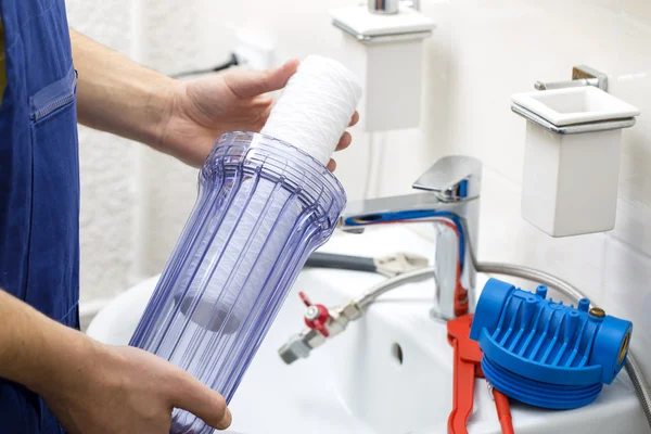 Plumber installing new water filtration system — Stock Photo, Image