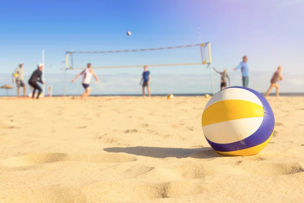 Gruppe von Freunden spielt Beachvolleyball — Stockfoto