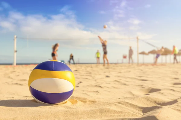 Beachvolley på solig sommardag — Stockfoto