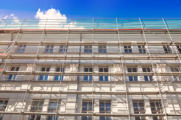 Exterior de la casa con andamio - edificio antiguo fachada restorat —  Fotos de Stock