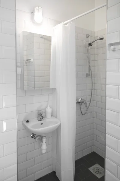 Mały, kompaktowy, biała łazienka wnętrza — Zdjęcie stockowe