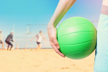Plaj voleybolu oynarken