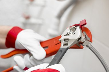 Tesisatçı sıhhi tesisat armatürleri banyoda vidalama