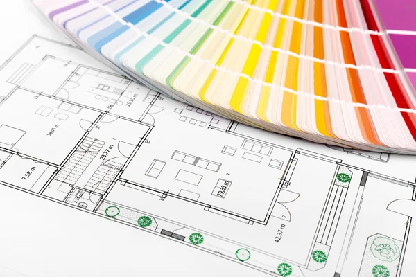 Selección de color - muestras de pintura con plano de planta de la casa —  Fotos de Stock