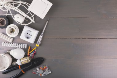Elektrik alet ve ekipmanlar kopya alanı ahşap tablo