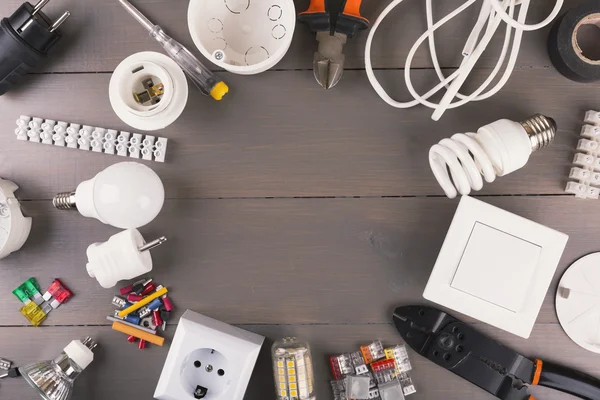 Elektrik araçları ve aletleri ahşap masa üstünde Üstten Görünüm — Stok fotoğraf