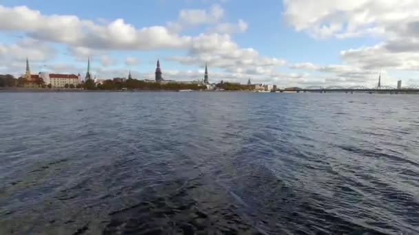 Volando sobre el río Daugava, vista al casco antiguo de Riga, Letonia — Vídeo de stock