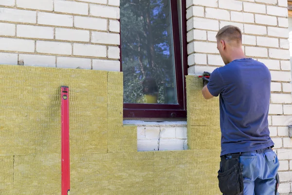 Hausdämmung - Isolierung der Hausfassade mit Mineralgestein — Stockfoto