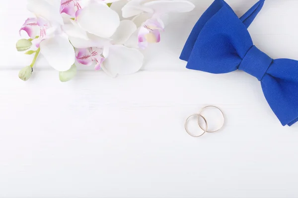 Fond de mariage avec des anneaux d'or sur table en bois blanc — Photo