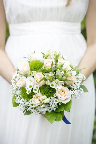 Braut mit Brautstrauß in der Hand — Stockfoto