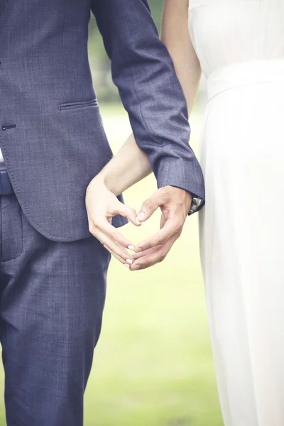 Hochzeit - Braut und Verlobter zeigen Herzform mit Händen — Stockfoto