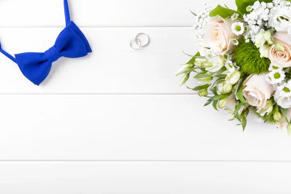 Hochzeitsaccessoires auf weißem Holztisch mit Kopierraum — Stockfoto