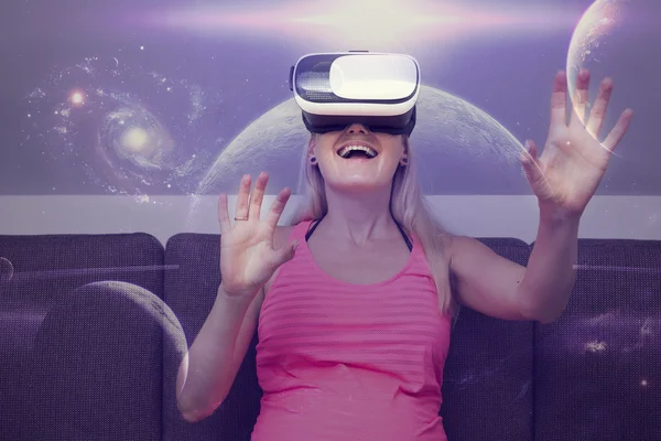 Mladá žena cestování v prostoru pomocí virtuální realita brýle — Stock fotografie